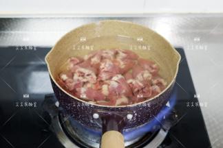 入锅中焯水至断生，