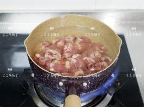 入锅中焯水至断生，