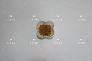 孜然粉，孜然粒，辣椒粉，盐，白糖混合即为干料