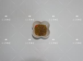 孜然粉，孜然粒，辣椒粉，盐，白糖混合即为干料