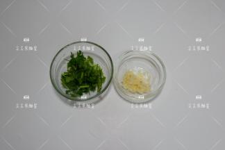 香菜切成长段，大蒜切末