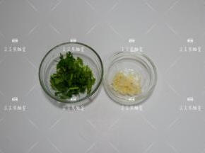 香菜切成长段，大蒜切末