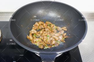 加入干料和香菜迅速翻炒均匀即可