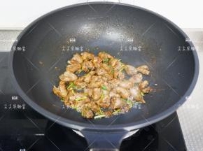 加入干料和香菜迅速翻炒均匀即可