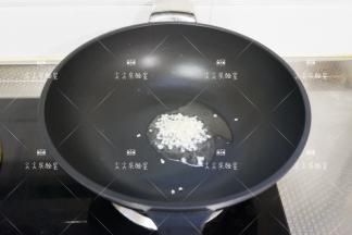 起锅热油，加入蒜末炒出香味