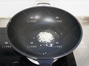 起锅热油，加入蒜末炒出香味