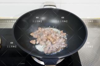 加入鸡心，料酒，生抽翻炒均匀