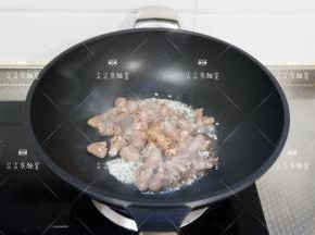 加入鸡心，料酒，生抽翻炒均匀