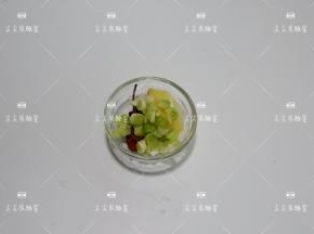 葱切葱花，姜切片，八角桂皮备好