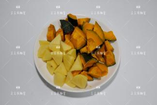 南瓜洗净切成滚刀块，土豆去皮洗净切成滚刀块
