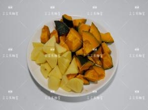 南瓜洗净切成滚刀块，土豆去皮洗净切成滚刀块