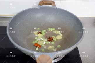 起锅热油，加入葱姜八角桂皮炒出香味