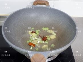 起锅热油，加入葱姜八角桂皮炒出香味