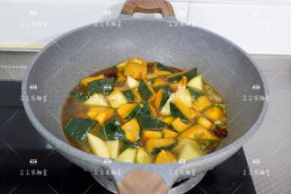 加入生抽，没过食材的清水，大火煮开后转中小火将食材炖至软烂