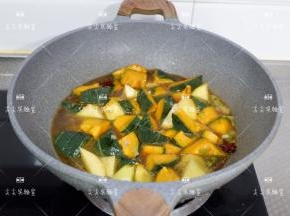 加入生抽，没过食材的清水，大火煮开后转中小火将食材炖至软烂