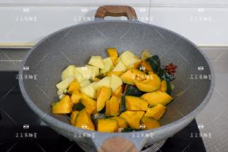加入土豆南瓜翻炒片刻