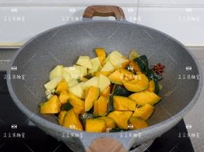 加入土豆南瓜翻炒片刻
