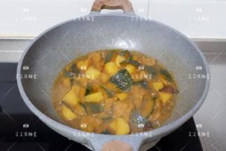 炖好看下颜色，尝下咸淡，再加一点老抽，少许盐稍加收汁即可。