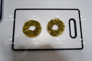 均匀的涂抹好酱料