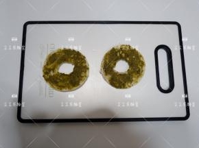 均匀的涂抹好酱料