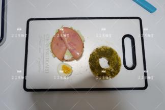 生菜、剩余火腿放上