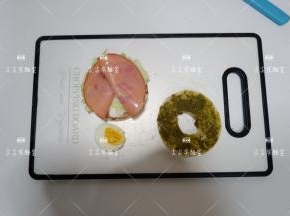 生菜、剩余火腿放上
