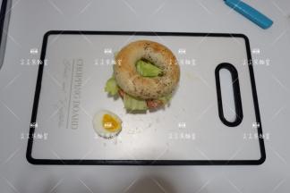 将另外一片贝果合上就搞定了~