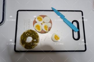 然后鸡蛋切片放上