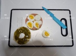 然后鸡蛋切片放上