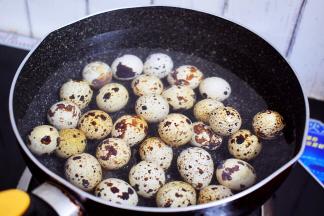 把鹌鹑蛋洗净，冷水下锅，大火烧开，转小火煮5分钟