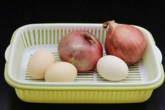 准备食材：鸡蛋、洋葱