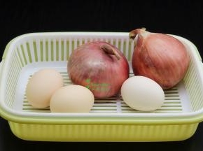 准备食材：鸡蛋、洋葱