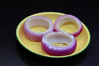 洋葱去外皮，洗净，取中间部分，切洋葱圈，撒点胡椒和椒盐，让洋葱入味变软。