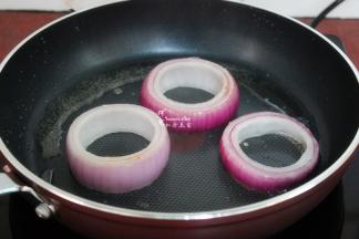 .用平底锅，热锅，倒油，放入切好的洋葱圈，中小火，煎出洋葱圈圈的香味，翻转另外一边。等会煎鸡蛋的时候，不翻转，这样煎过的洋葱整个都入味很香。