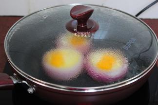 盖上盖子，小火煎，盖盖子，鸡蛋容易熟，底部不会焦，如果用大火，鸡蛋接触锅底的地方容易焦，上面的鸡蛋不糊。用小火，盖盖子，鸡蛋熟，底部不会糊。