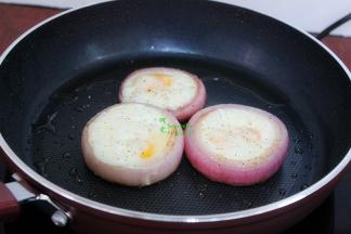 这是煎的洋葱鸡蛋，晒上椒盐，香喷喷，椒香柔嫩，有洋葱的香甜，很好吃。