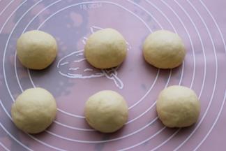 把面团分割成6份，滚圆排气后。