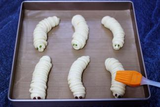 发酵好的面包胚取出全部刷上蛋液。