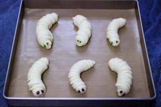 依次做好所有的毛毛虫豆沙面包。