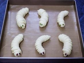 依次做好所有的毛毛虫豆沙面包。
