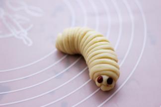 用两颗红豆做毛毛虫的眼睛即可。