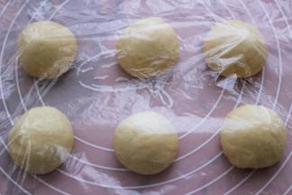 盖上保鲜膜松弛静置20分钟。