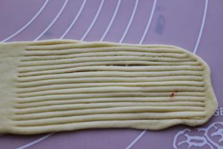 再用水果刀切出条状，请看图。