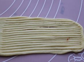 再用水果刀切出条状，请看图。