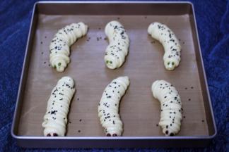 再撒上黑芝麻，就可以送入烤箱。