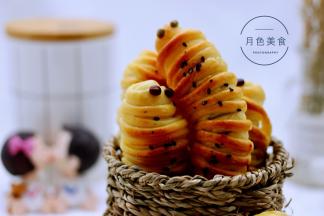 把出炉的毛毛虫豆沙面包，放到架子上放凉后，放入保鲜袋里保存即可。