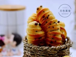 把出炉的毛毛虫豆沙面包，放到架子上放凉后，放入保鲜袋里保存即可。
