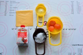 第一步先做流心馅，最好是头一天就做好，冷冻，第二天使用。准备好流心馅的所有材料。