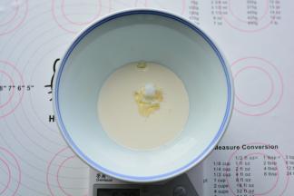 奶粉、细砂糖、奶油放在大碗里搅拌均匀，放入芝士片