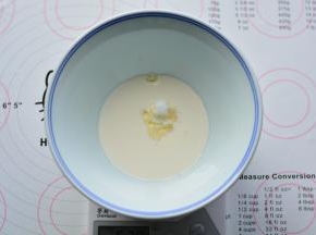 奶粉、细砂糖、奶油放在大碗里搅拌均匀，放入芝士片